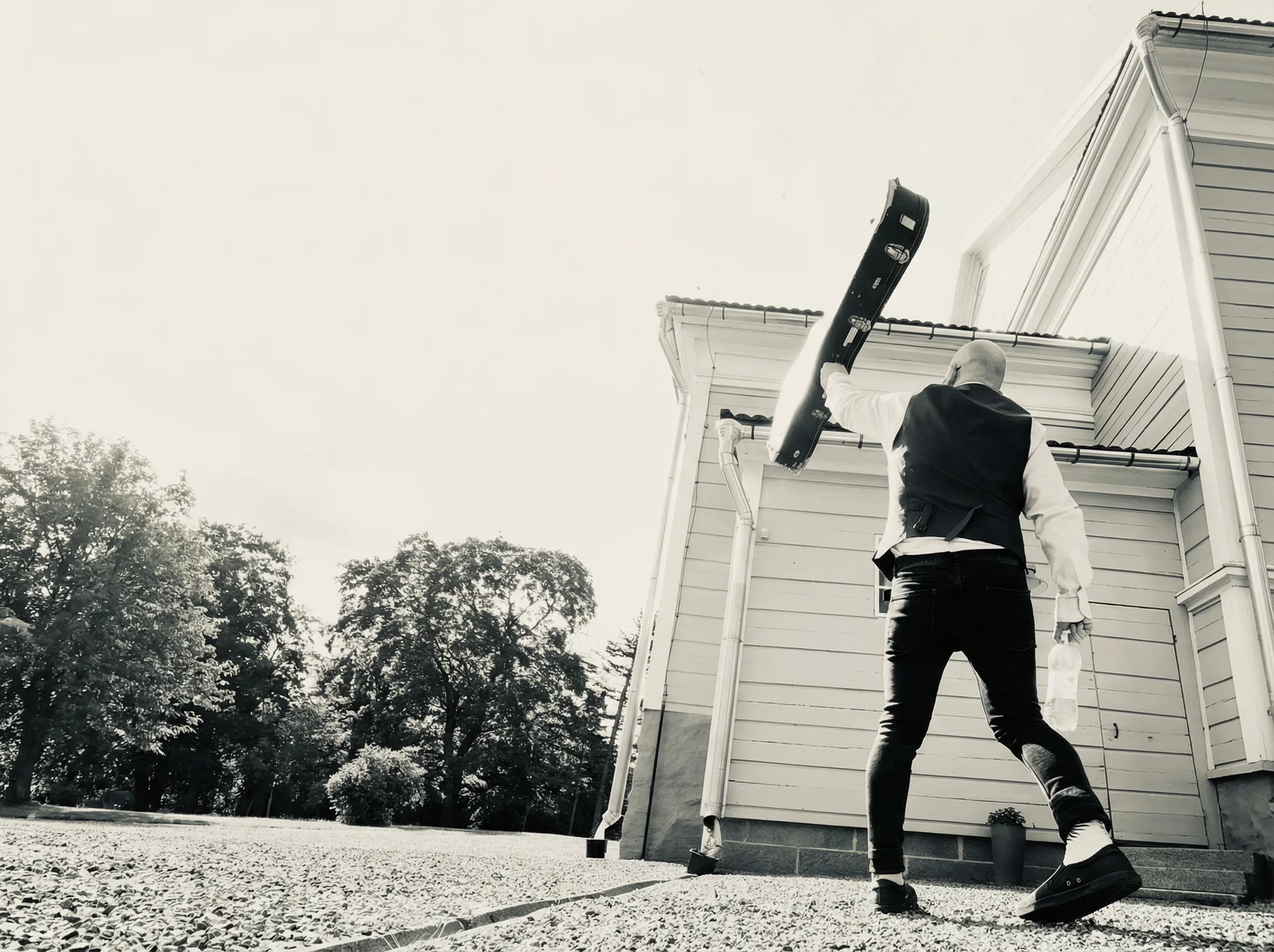 Tilaa Mikko esiintyjäksi